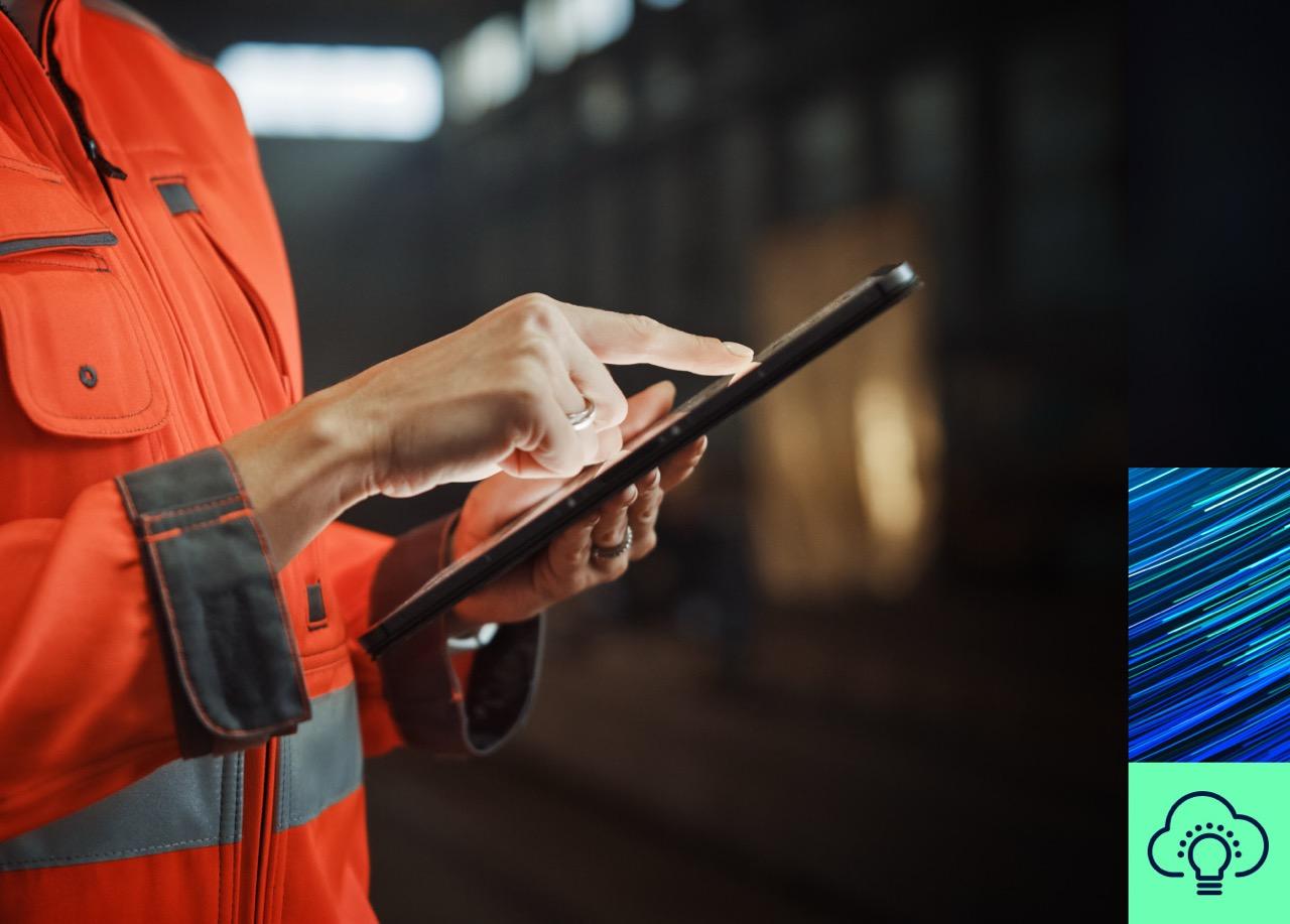 Uma mulher de colete laranja e óculos de segurança segura um tablet, promovendo soluções de produtividade seguras baseadas em navegador.