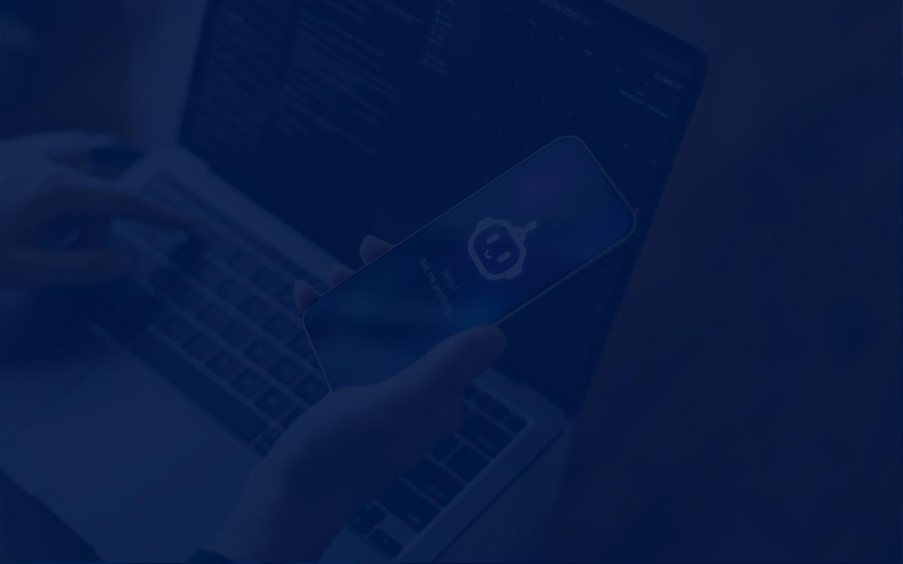 Un uomo che lavora alla scrivania con un computer, a sottolineare l'importanza della sicurezza dei dati e di prevenire la condivisione eccessiva in Microsoft Copilot.