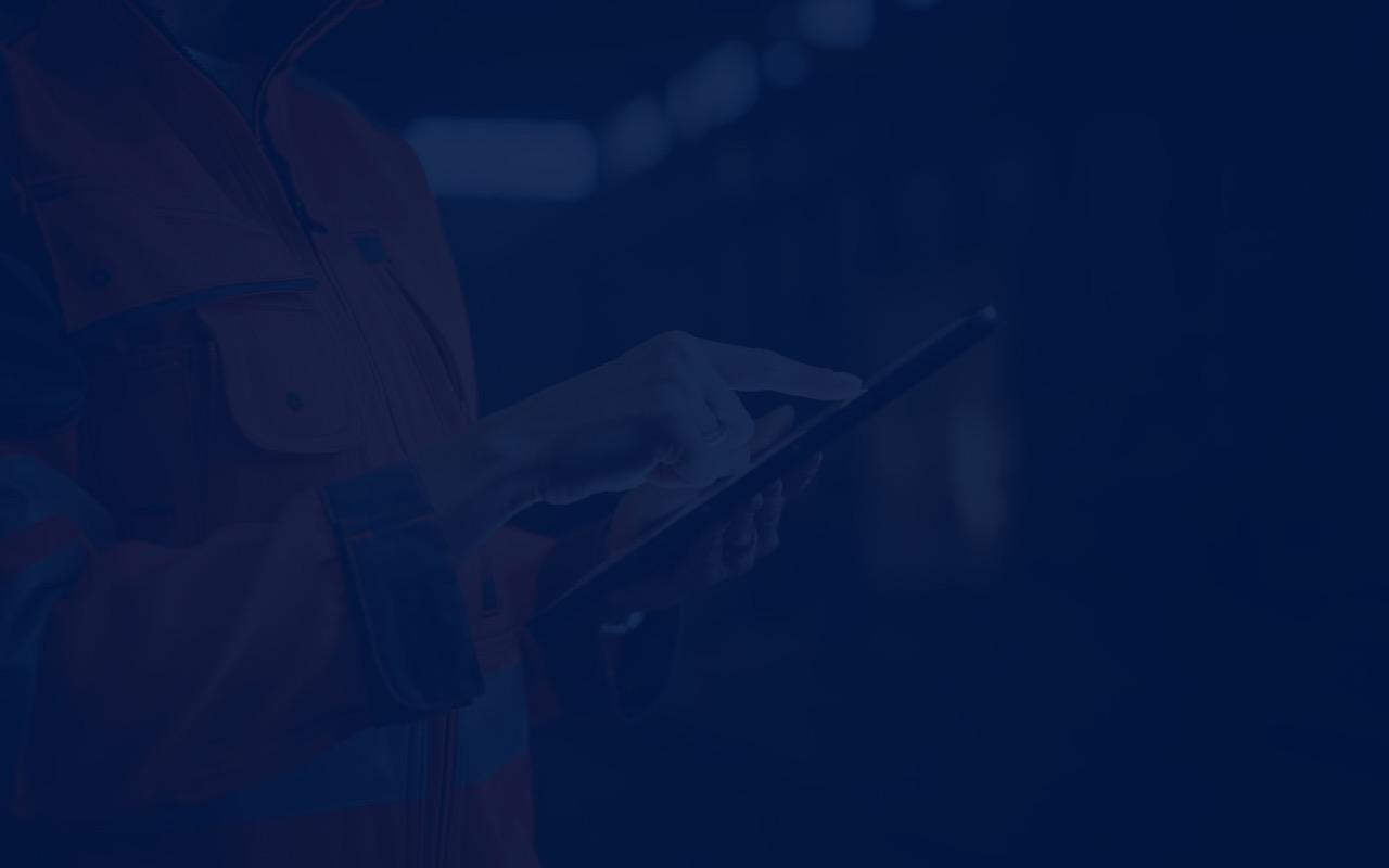 Uma mulher de colete laranja e óculos de segurança segura um tablet, promovendo soluções de produtividade seguras baseadas em navegador.