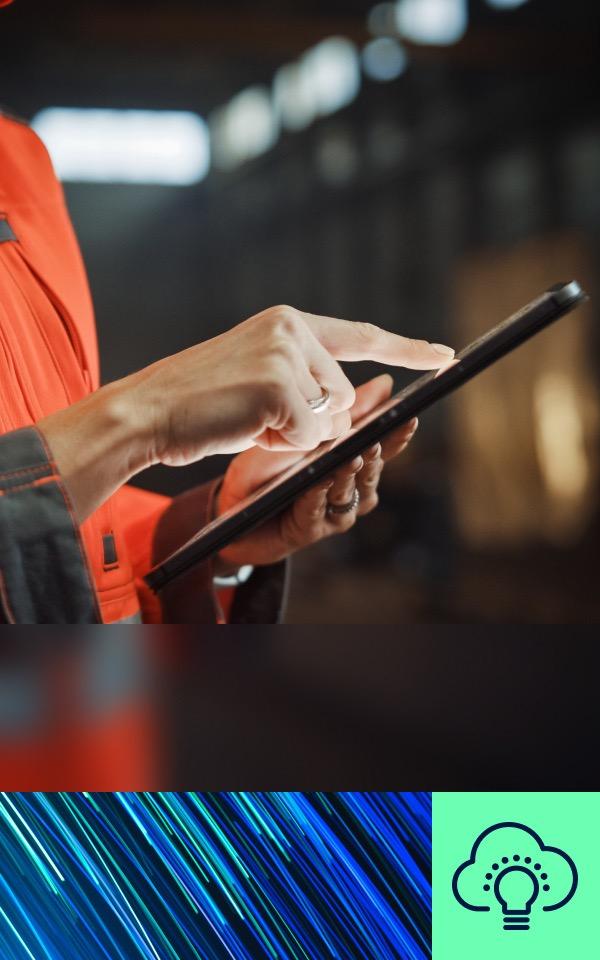 Uma mulher de colete laranja e óculos de segurança segura um tablet, promovendo soluções de produtividade seguras baseadas em navegador.