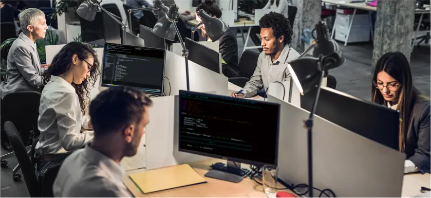 Empleados que trabajan desde una sucursal